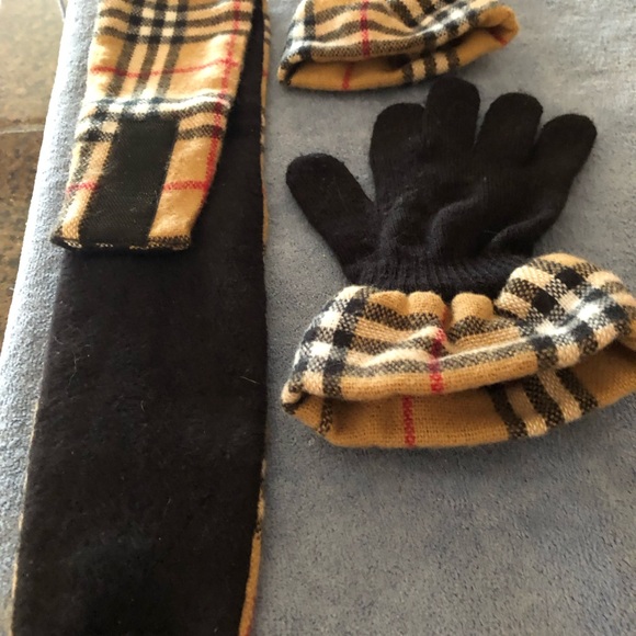 Gloves and matching ear band/headband set. - Picture 3 of 4